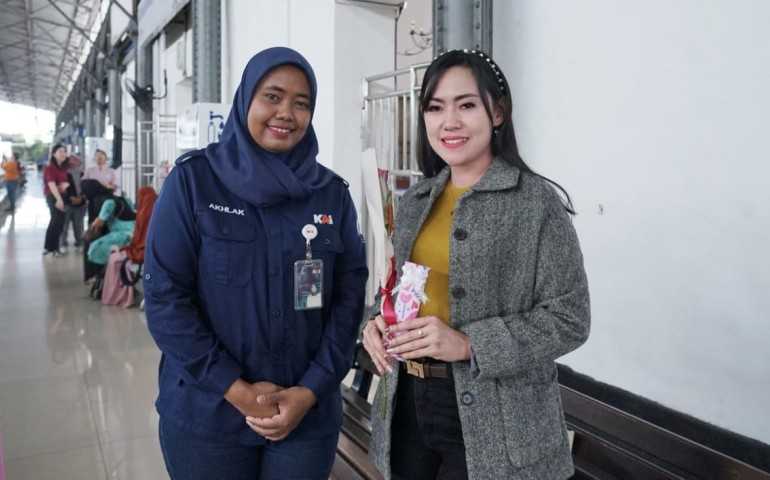 Rayakan Hari Kasih Sayang, KAI Daop 4 Semarang Bagikan Cokelat dan Bunga untuk Pelanggan di Stasiun Semarang Poncol