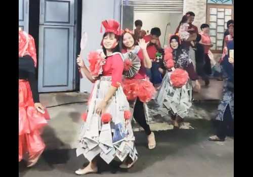 Peragaan Fashion Show Unik, Plastik dan Koran Bekas sebagai Simbol Kreativitas di Cap Go Meh Semarang Barat