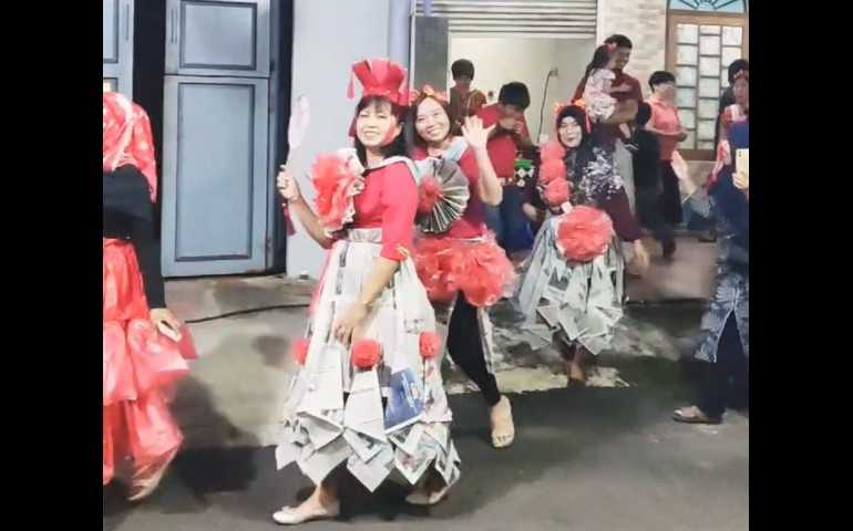Peragaan Fashion Show Unik, Plastik dan Koran Bekas sebagai Simbol Kreativitas di Cap Go Meh Semarang Barat
