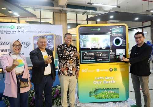 UNDIP Bersinovasi Lewat Tukar Botol Plastik dengan Uang Tunai Lewat Mesin Reverse Vending