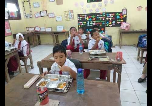 Semangat Belajar Meningkat! Program MBG di Pamriyan Kendal Disambut Antusias Siswa dan Guru