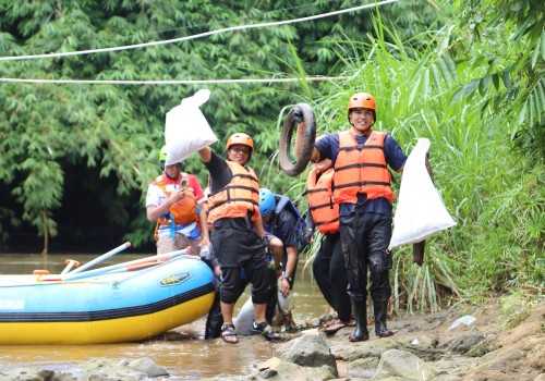 Hari Sampah Nasional, Aksi Nyata JNE Bersih-Bersih Sungai Ciliwung Demi Masa Depan Hijau