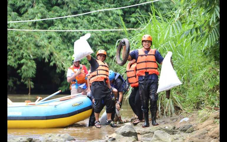 Hari Sampah Nasional, Aksi Nyata JNE Bersih-Bersih Sungai Ciliwung Demi Masa Depan Hijau