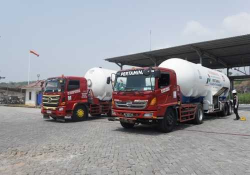 Di Tengah Badai Korupsi, Pertamina Tetap Lanjutkan Impor BBM