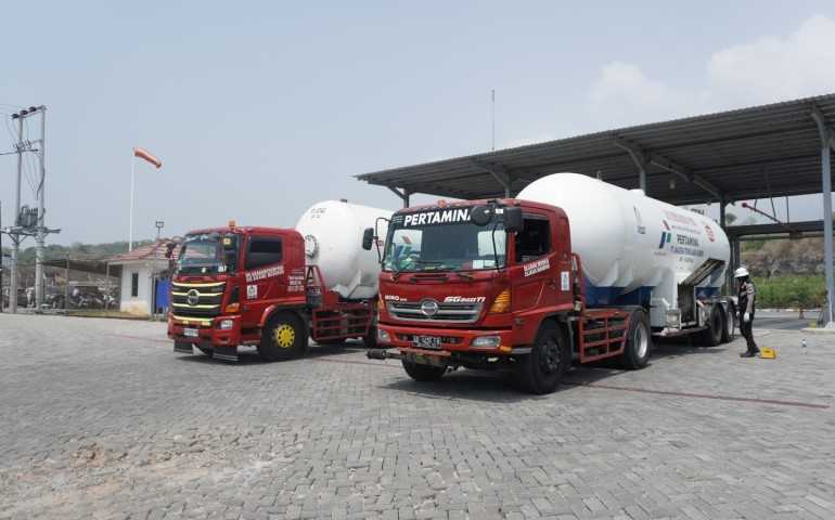 Di Tengah Badai Korupsi, Pertamina Tetap Lanjutkan Impor BBM