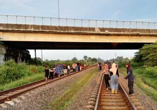 KAI Daop 4 Semarang Berlakukan Larangan Ngabuburit di Perlintasan Kereta Api