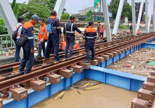 KAI Daop 1 Jakarta Pastikan Kereta Api yang Melintas Aman saat Banjir Melanda Bekasi