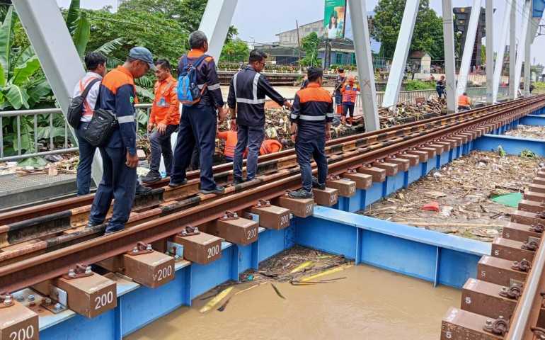 KAI Daop 1 Jakarta Pastikan Kereta Api yang Melintas Aman saat Banjir Melanda Bekasi