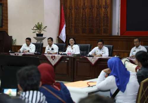Agustina Buktikan Kepeduliannya dengan Tindakan Nyata untuk PKL KIW