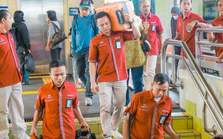 KAI Daop 1 Jakarta Berikan Kejutan Manis, Layanan Angkut Barang Gratis di Stasiun Gambir