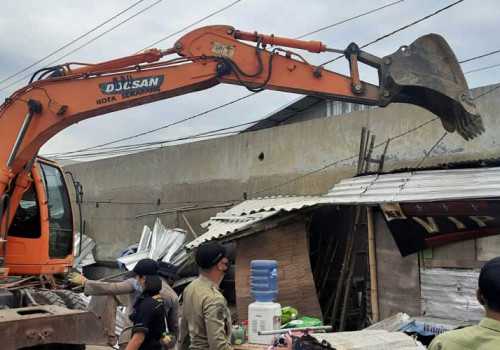 Jadi Penyebab Banjir, Satpol PP Kota Semarang Robohkan Bangunan Liar