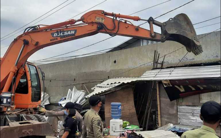 Jadi Penyebab Banjir, Satpol PP Kota Semarang Robohkan Bangunan Liar