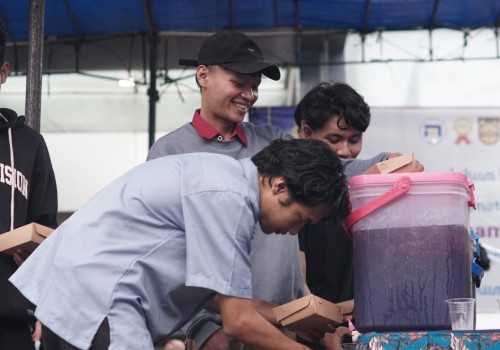 Udinus Berbagi Takjil Setiap Hari sebagai Wujud Kebersamaan