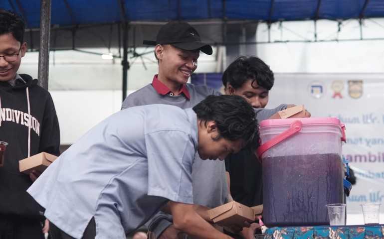 Udinus Berbagi Takjil Setiap Hari sebagai Wujud Kebersamaan