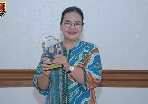 Wali kota Semarang Agustina Menerima Penghargaan Kota Semarang sebagai Kota Pionir Inklusi Sosial