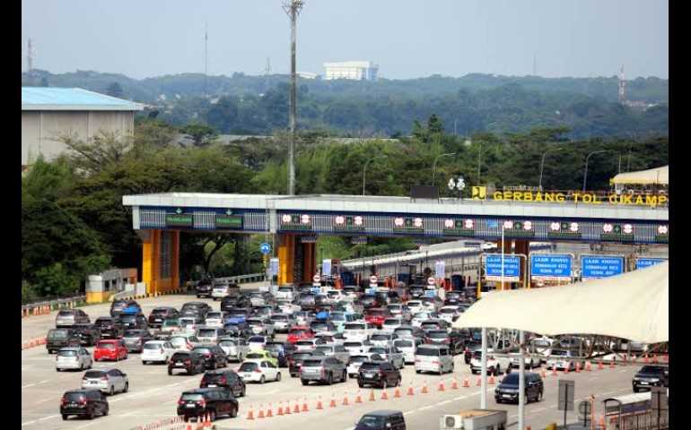Mudik Lebaran Dimulai, Volume Kendaraan di GT Cikampek Utama Naik Drastis