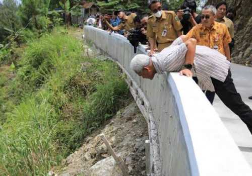 Sidak Proyek Jalan Kebumen, Ganjar Temukan Ketidaksesuaian Pengerjaan