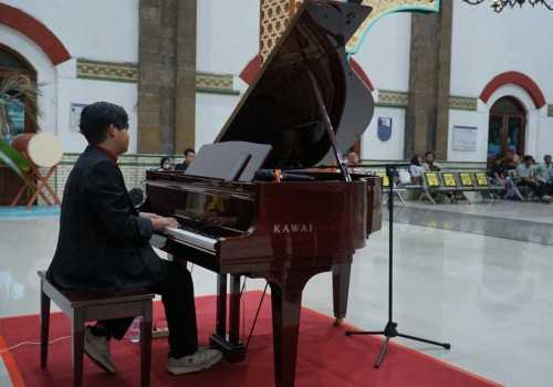 Piano Klasik dan Suasana Lebaran: KAI Semarang Ciptakan Pengalaman Unik di Stasiun Tawang