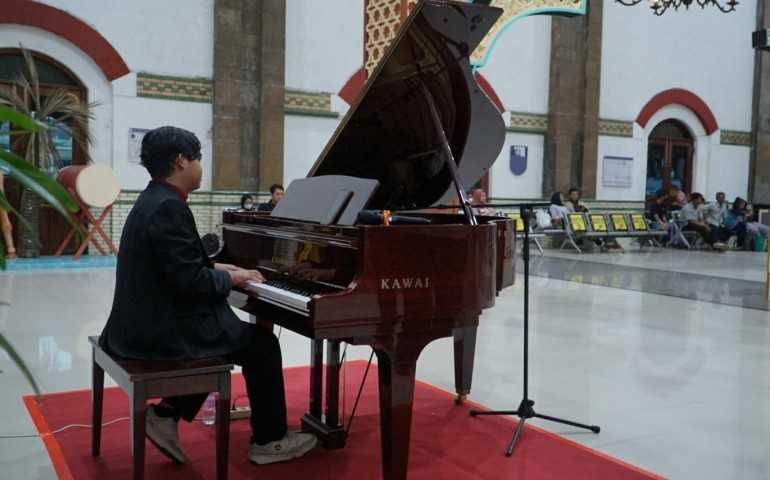 Piano Klasik dan Suasana Lebaran: KAI Semarang Ciptakan Pengalaman Unik di Stasiun Tawang