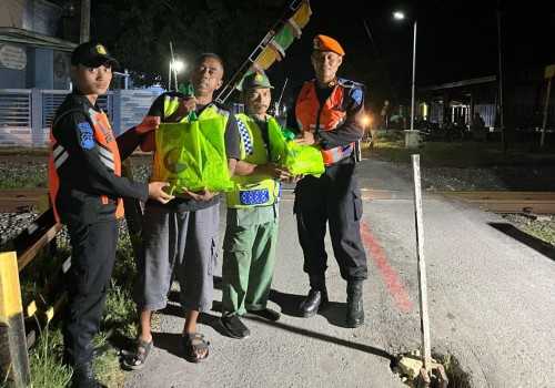 Kemanusiaan dan Solidaritas, KAI Daop 4 Semarang Bagikan Sembako untuk Petugas Perlintasan