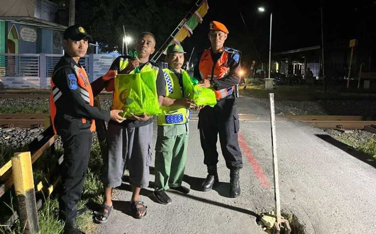 Kemanusiaan dan Solidaritas, KAI Daop 4 Semarang Bagikan Sembako untuk Petugas Perlintasan