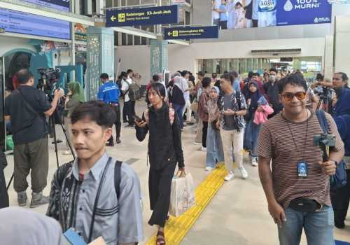 Penumpang Kereta Api di Jakarta Mulai Membludak H+2 Lebaran