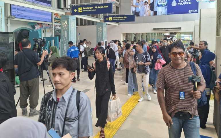 Penumpang Kereta Api di Jakarta Mulai Membludak H+2 Lebaran