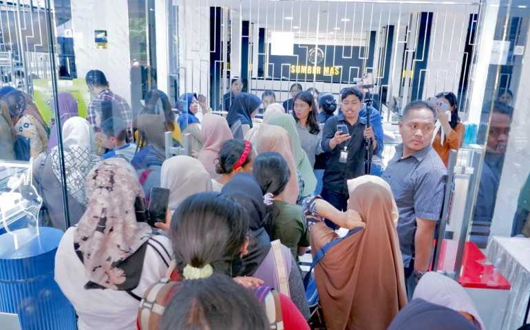 Toko Emas terbaik di Jawa Tengah : Antrean Panjang Sampai ke Jalan! Ada Apa dengan Toko Emas Ini?
