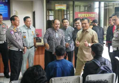 Gubernur Jateng Cek Samsat, Warga Antusias Sambut Pemutihan Pajak
