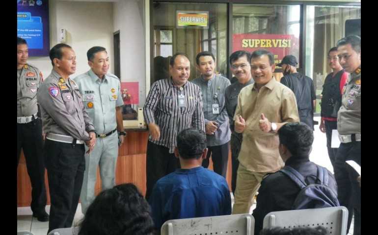Gubernur Jateng Cek Samsat, Warga Antusias Sambut Pemutihan Pajak