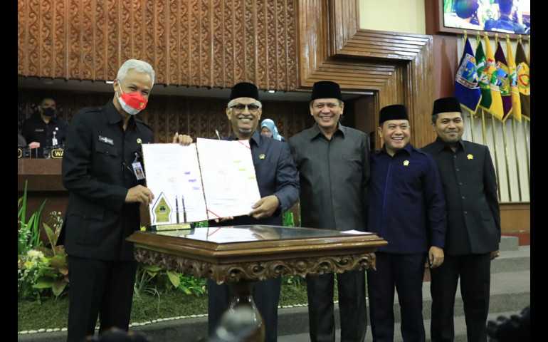 Ganjar dan DPRD Jateng Tanda TanganI Kesepakatan KUA dan PPAS APBD 2022
