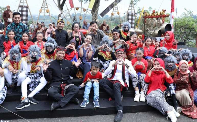 Wali Kota Semarang Hadiri Sesaji Rewanda, Canangkan Gerakan Hijau dengan Menanam Pohon