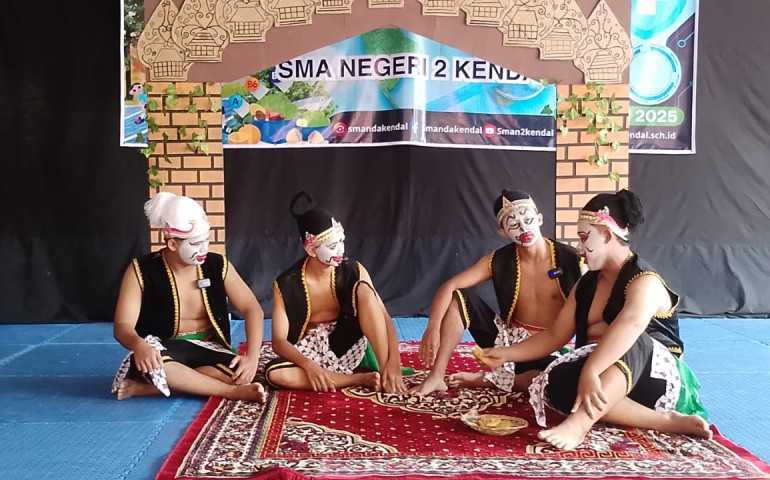 Meriahkan Budaya Lokal, Festival Ketoprak SMAN 2 Kendal Sambut Antusiasme Siswa