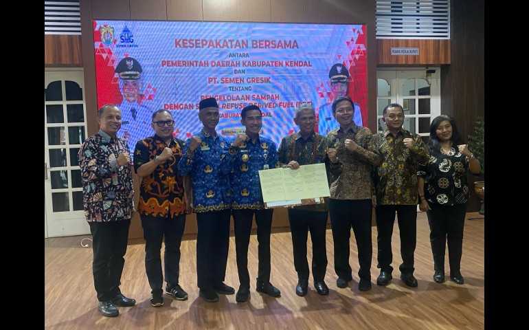 Perangi Sampah, Kendal dan Semen Gresik Saling Mendukung