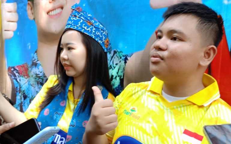 CEO Marimas Apresiasi Pelukis Viral Julian Hawel, Berikan 30 Juta dan Kibarkan Karyanya di Pabrik Marimas