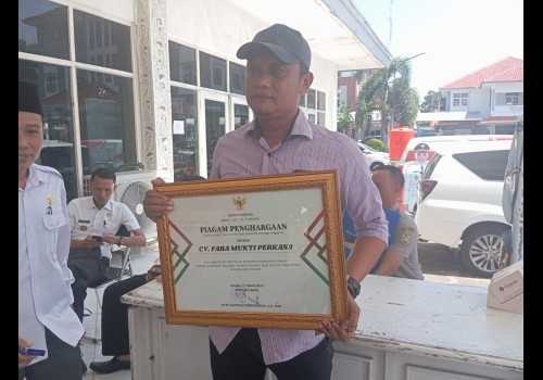 Fatkhurohim, Pemilik CV Fara Mukti Perkasa Terima Piagam dari Bupati Kendal