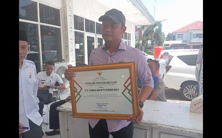 Fatkhurohim, Pemilik CV Fara Mukti Perkasa Terima Piagam dari Bupati Kendal