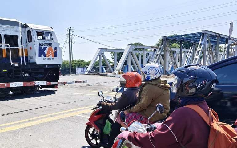 KAI Daop 4 Semarang Imbau Pengguna Jalan Lebih Waspada di Perlintasan Sebidang