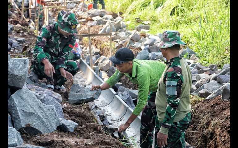 Warga Pakintelan Bangga! TMMD Tambah Kualitas Hidup dengan Saluran Air Baru