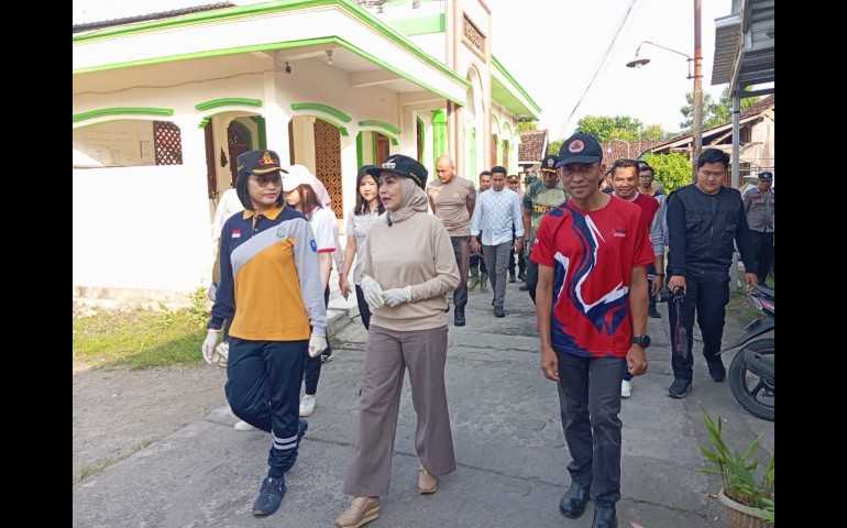 Kendal Bergerak, Gotong Royong Bersama Bupati untuk Kebersihan dan Aspirasi Warga