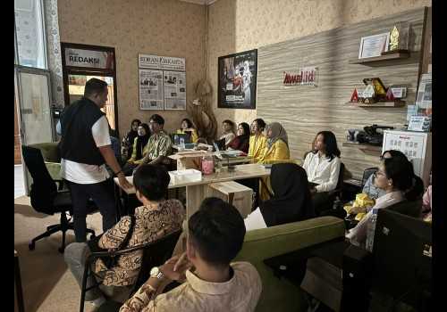 Perkuat Citra Kantor Hukum, Mahasiswa FH UNNES Dibekali Ilmu Media Strategis