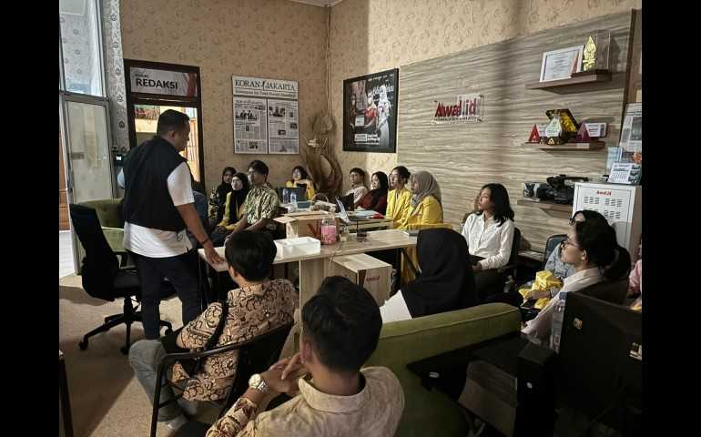 Perkuat Citra Kantor Hukum, Mahasiswa FH UNNES Dibekali Ilmu Media Strategis