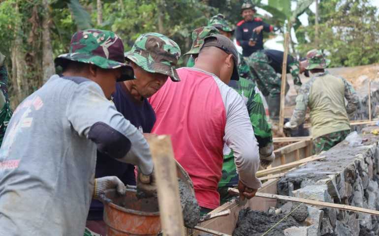 Program TMMD Kodim 0733 KS Masyarakat Pakintelan, Terus Berjuang di Hari Libur Nasional