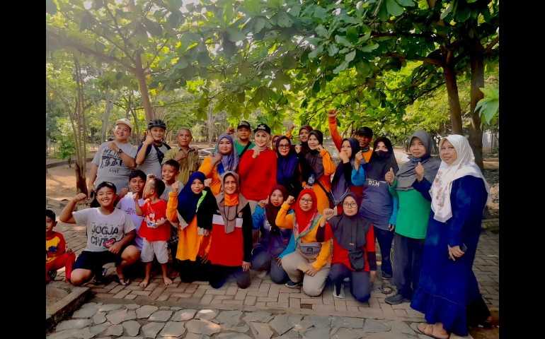 Hidupkan Lagi Budaya Gotong-royong, Bupati Kendal Bersama Komunitas Jejak Bumi dan Muda Bersatu Bersihkan RTH Kendal