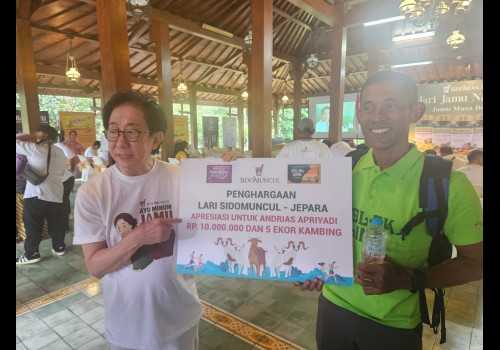 Irwan Hidayat Hadiahi Satpam Sido Muncul Rp10 Juta & 5 Kambing Usai Tuntaskan Lari 144 Km