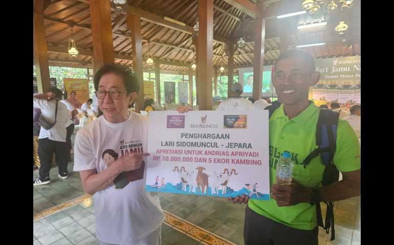 Irwan Hidayat Hadiahi Satpam Sido Muncul Rp10 Juta & 5 Kambing Usai Tuntaskan Lari 144 Km