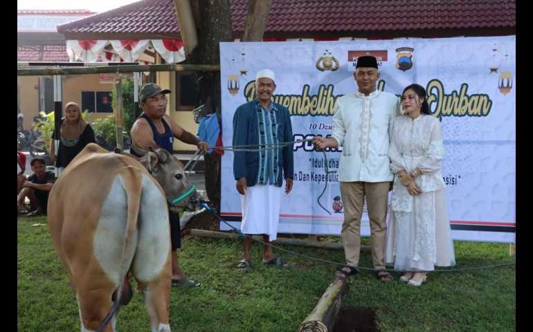Kapolres Kendal Salurkan Daging Kurban Kepada Masyarakat