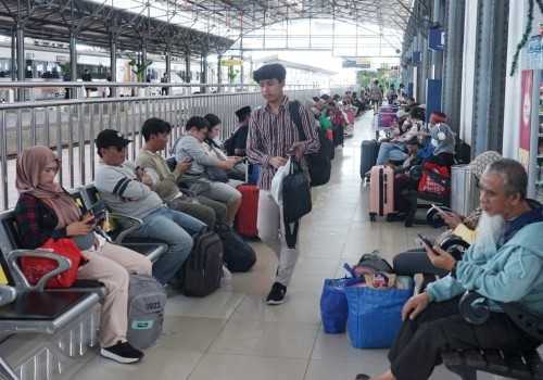 Stasiun Semarang Dipadati! KAI Daop 4 Layani Penumpang Hingga 25 Ribu Lebih pada 8 Juni 2025