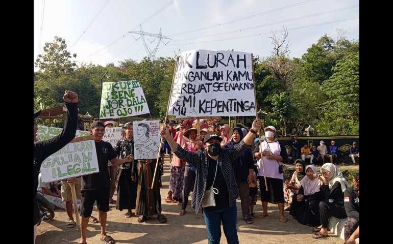 Geruduk Kantor Balai Desa, Warga Desa Tunggulsari Tolak Tambang Galian C