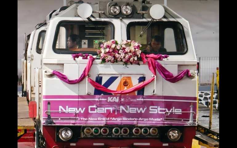 KAI Daop 4 Semarang dan Komunitas Railfans Hias Lokomotif KA Argo Sindoro Sambut Era Baru Layanan Kereta Eksekutif Stainless Steel New Generation